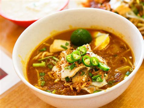  Laksa Melaka: Uma Sinfonia Explosiva de Sabores Picantes e Cremosos!