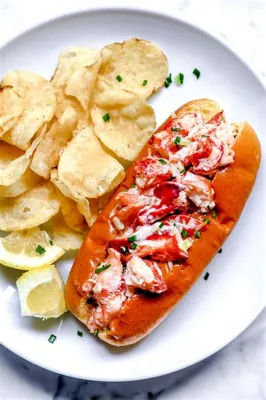  Lobster Roll: Uma Sinfonia de Frutos do Mar Frescos em um Pão Leve e Dourado!