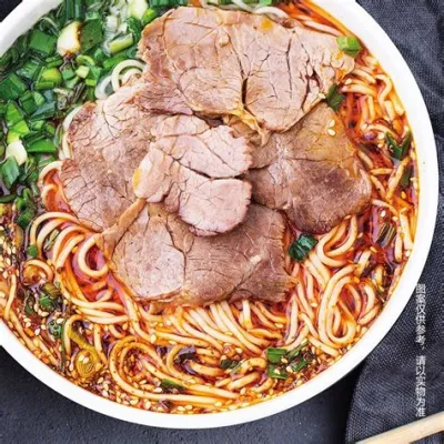  Noodles de carne picante e fumegante: Uma sinfonia de sabores que dançam em seu paladar!