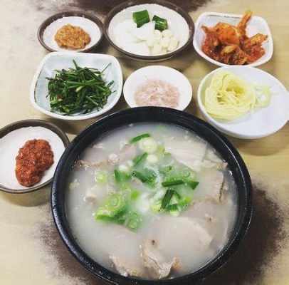  Dwaeji Gukbap: Uma Sinfonia de Sabores Apicados e Consolo Emocional em um Caldo Reconfortante!