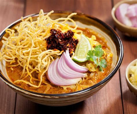  Khao Soi: Uma Sinfonia Picante e Cremosa de Sabores Tailandeses em Chiang Mai!