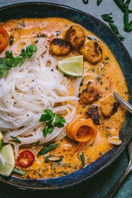  Khao Soi: Uma Sinfonia Picante de Noodles em Caldo Cremoso Enfrentando Frango Crocante!