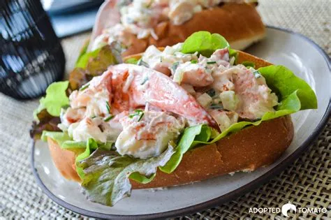  Lobster Roll: Uma explosão de sabor marítimo em cada mordida, perfeita para um dia ensolarado na beira do oceano!