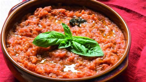   Pappa al Pomodoro: Uma Sinfonia de Sabores Rústicos e Frescor Mediterrâneo em um Prato Único!