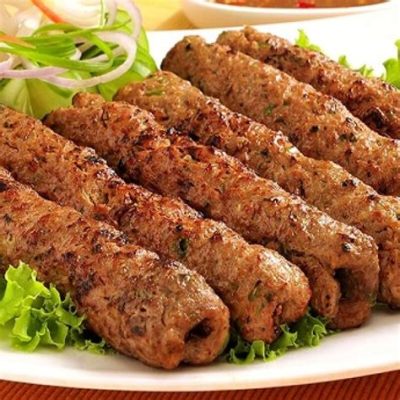  Seekh Kebab: Uma explosão de especiarias grelhadas que se derrete na boca com a maciez da seda mais fina!