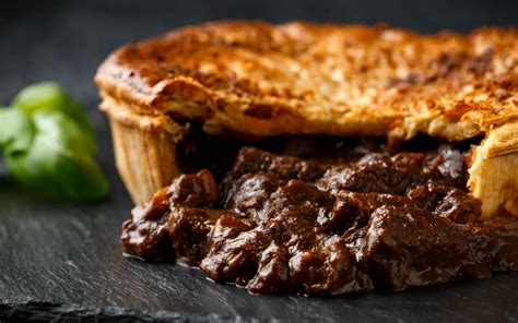  Steak and Ale Pie: Uma explosão de sabores terrosos e ricos em um envoltório crocante!