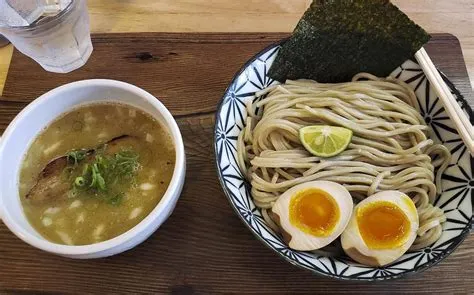  Tsukemen: Uma Experiência Aquática de Sabores Intensos e Texturas Delicadas!