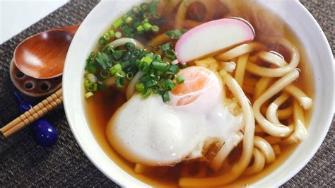  Tsukimi Udon: Uma Explosão de Sabores Autênticos em um Caldo Quente e Confortante!